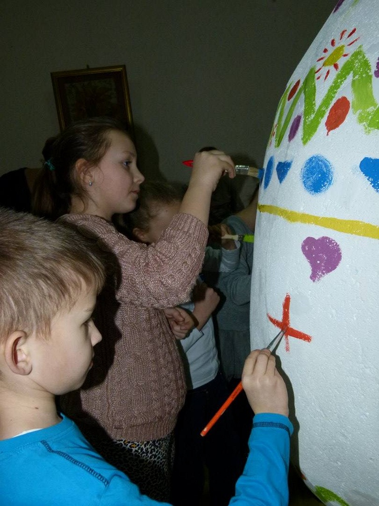 Najmłodsi mieszkańcy Prochowic pomalowali wielką pisankę