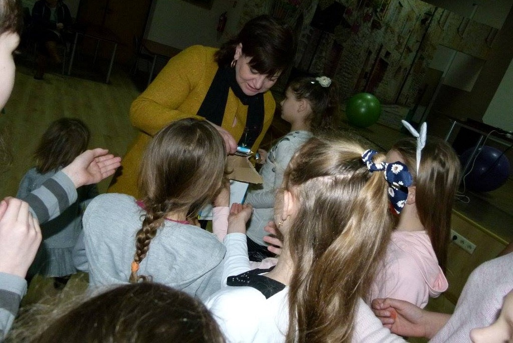 Najmłodsi mieszkańcy Prochowic pomalowali wielką pisankę