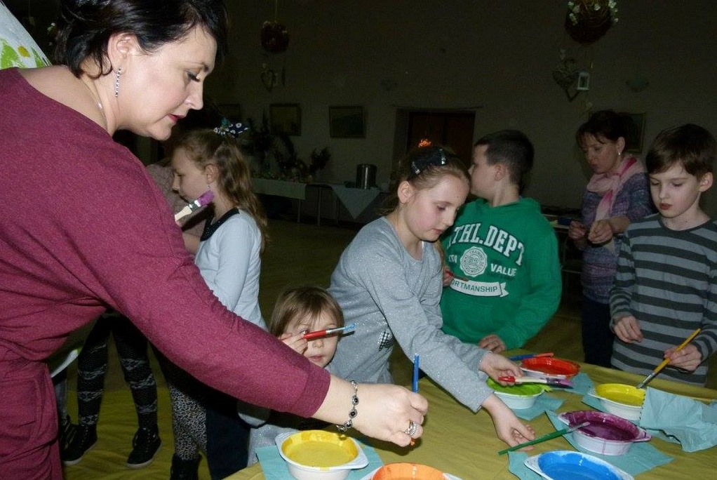 Najmłodsi mieszkańcy Prochowic pomalowali wielką pisankę