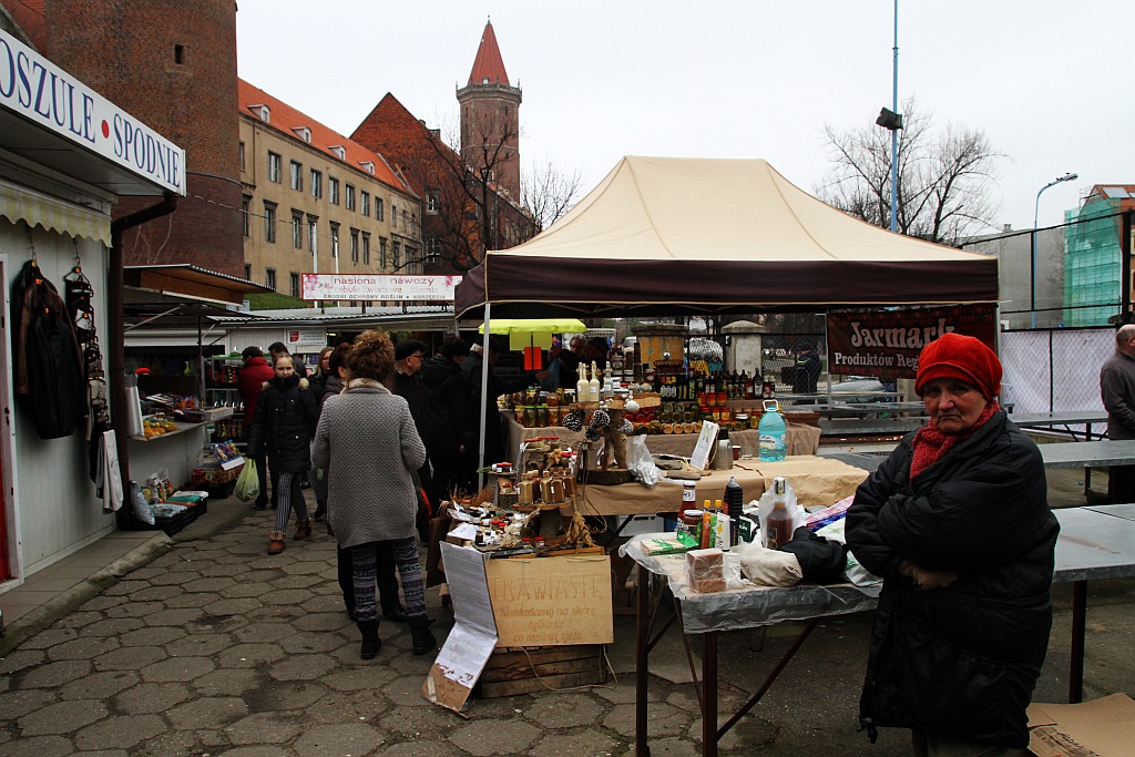 Na targowisku miejskim pod zamkiem trwa jarmark wielkanocny