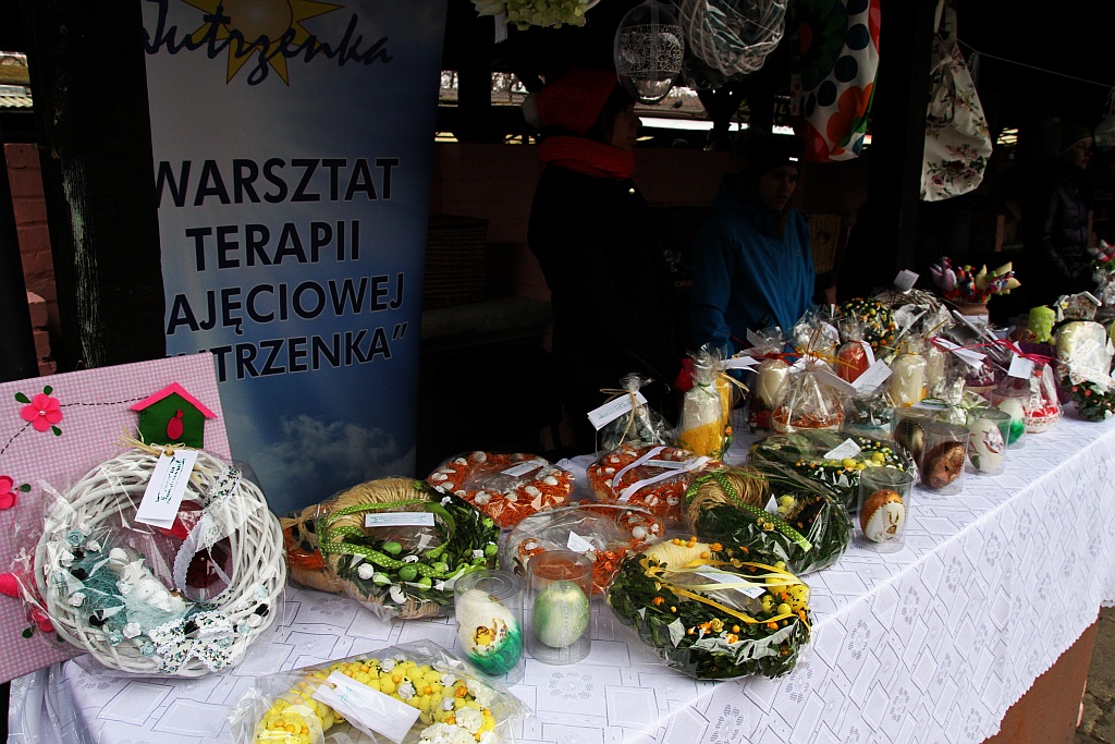 Na targowisku miejskim pod zamkiem trwa jarmark wielkanocny