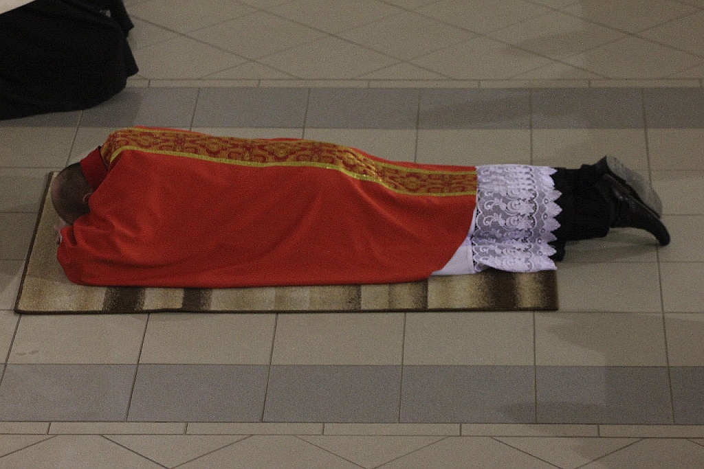 Wielki Piątek. Drugi dzień triduum. Dzień bez mszy świętej
