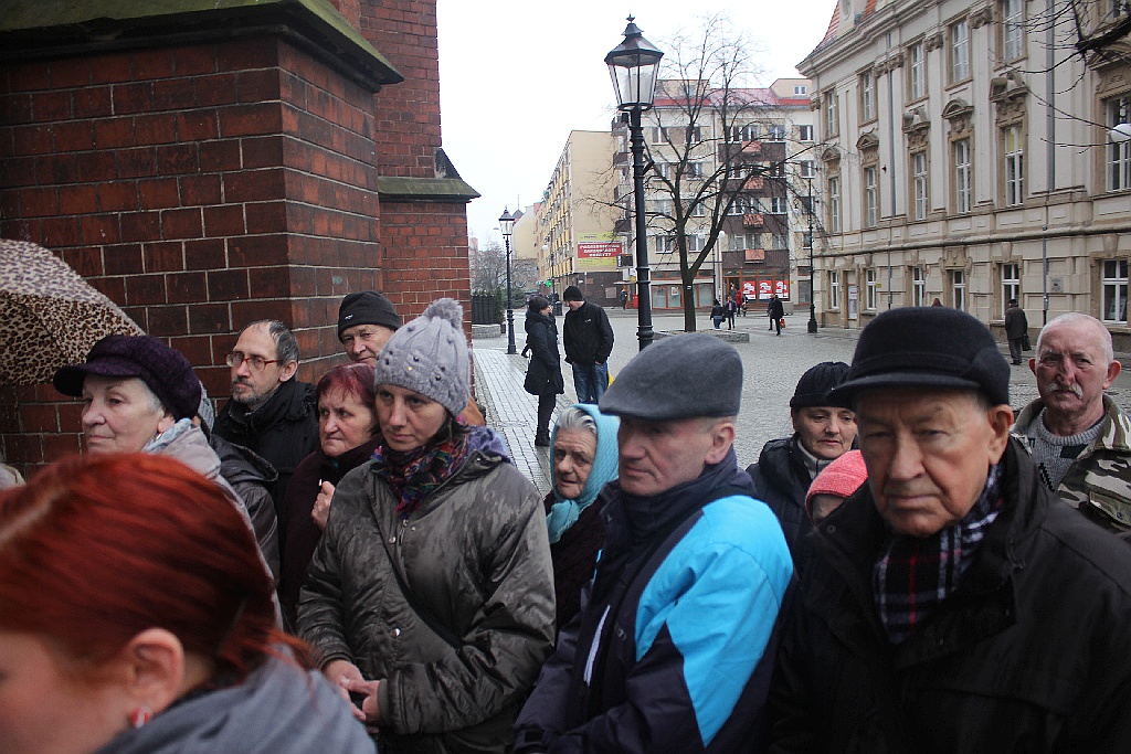 Na legnickim Rynku rozdawano śledzie, chleb oraz groszówki
