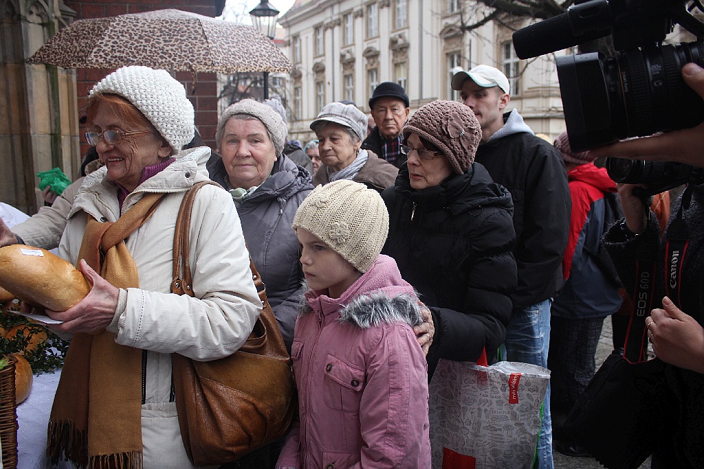 Na legnickim Rynku rozdawano śledzie, chleb oraz groszówki