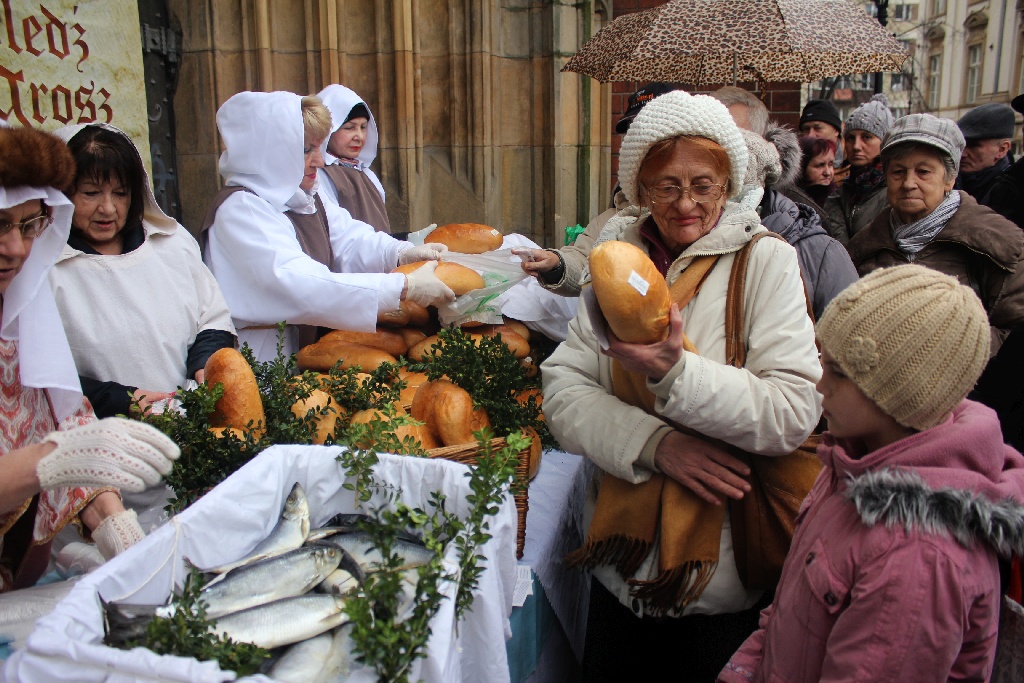 Na legnickim Rynku rozdawano śledzie, chleb oraz groszówki