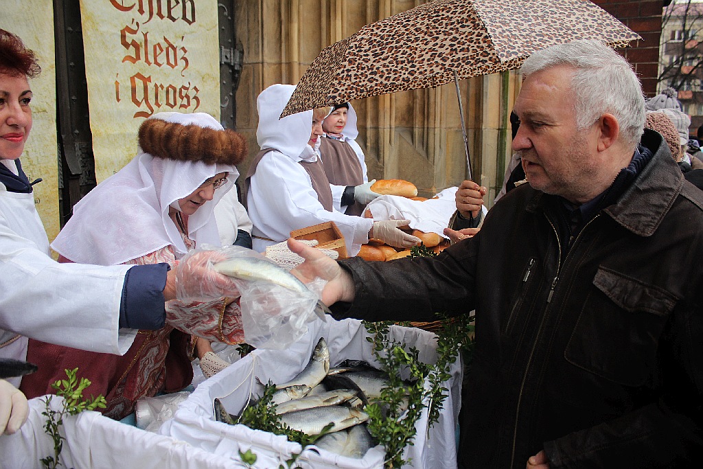 Na legnickim Rynku rozdawano śledzie, chleb oraz groszówki