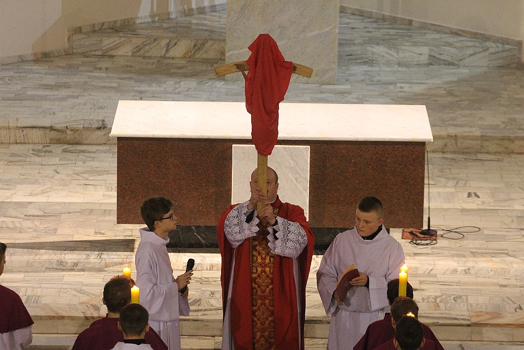 Wielki Piątek. Drugi dzień triduum. Dzień bez mszy świętej
