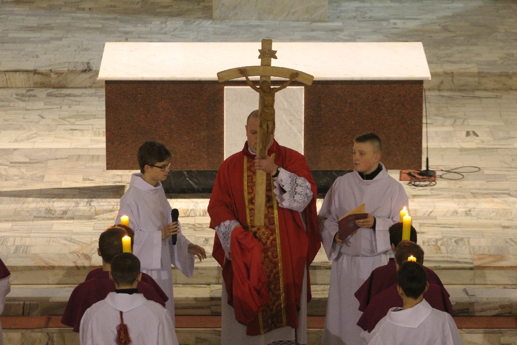 Wielki Piątek. Drugi dzień triduum. Dzień bez mszy świętej
