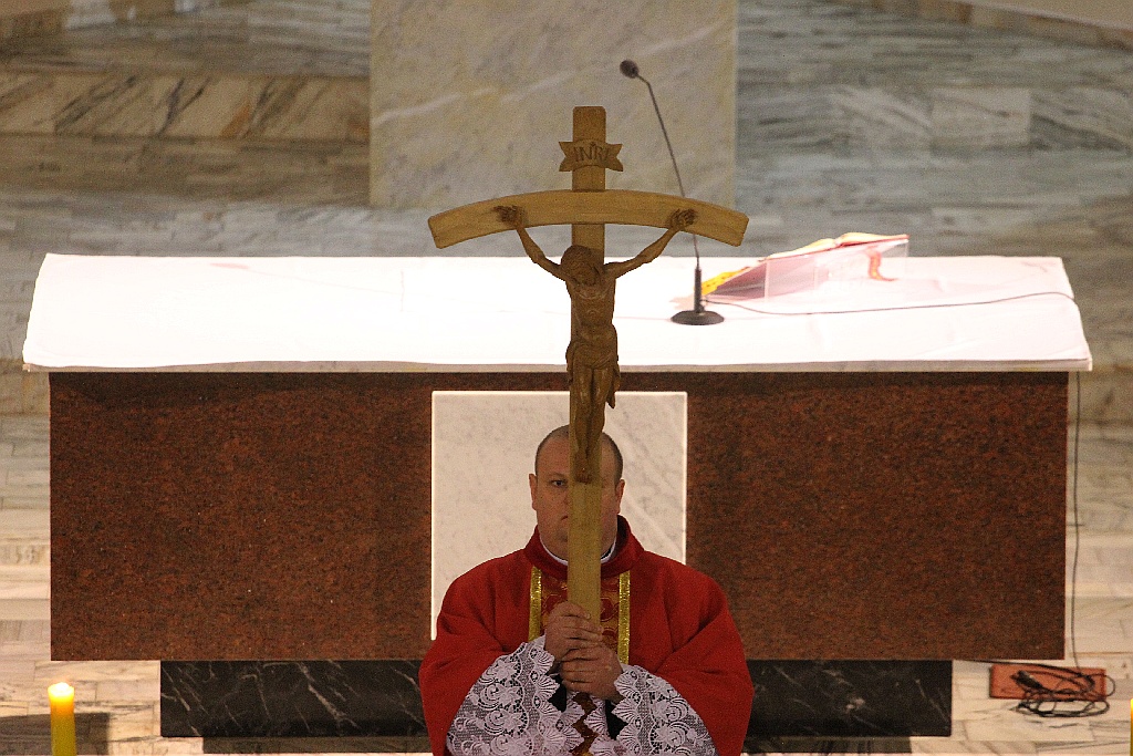 Wielki Piątek. Drugi dzień triduum. Dzień bez mszy świętej
