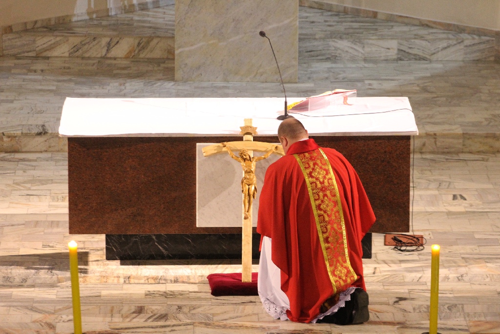 Wielki Piątek. Drugi dzień triduum. Dzień bez mszy świętej
