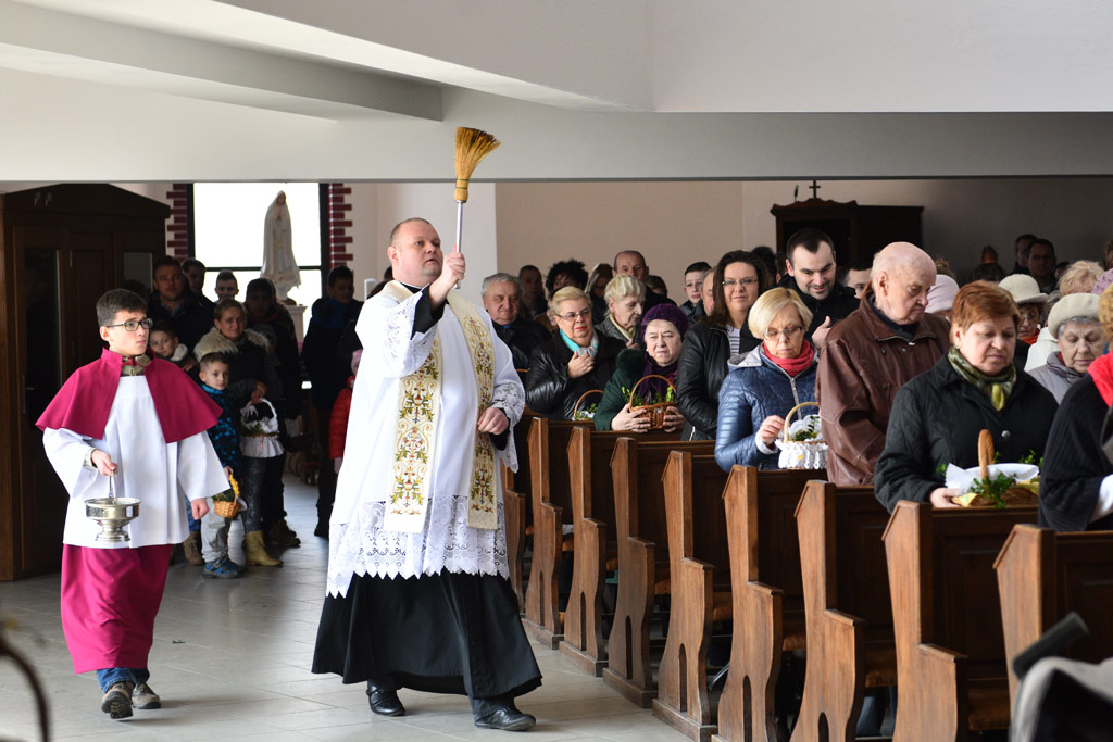 W Wielką Sobotę w kościołach wierni święcą pokarmy
