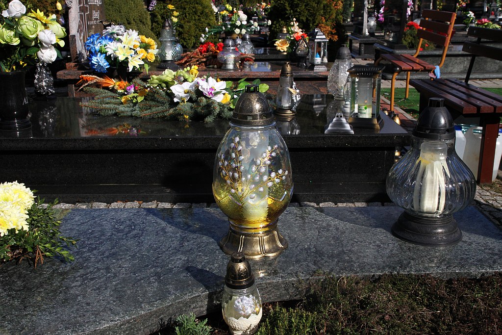 W przeddzień świąt legniczanie odwiedzają groby bliskich