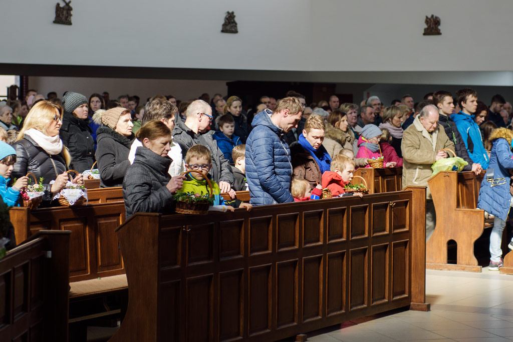 W Wielką Sobotę w kościołach wierni święcą pokarmy
