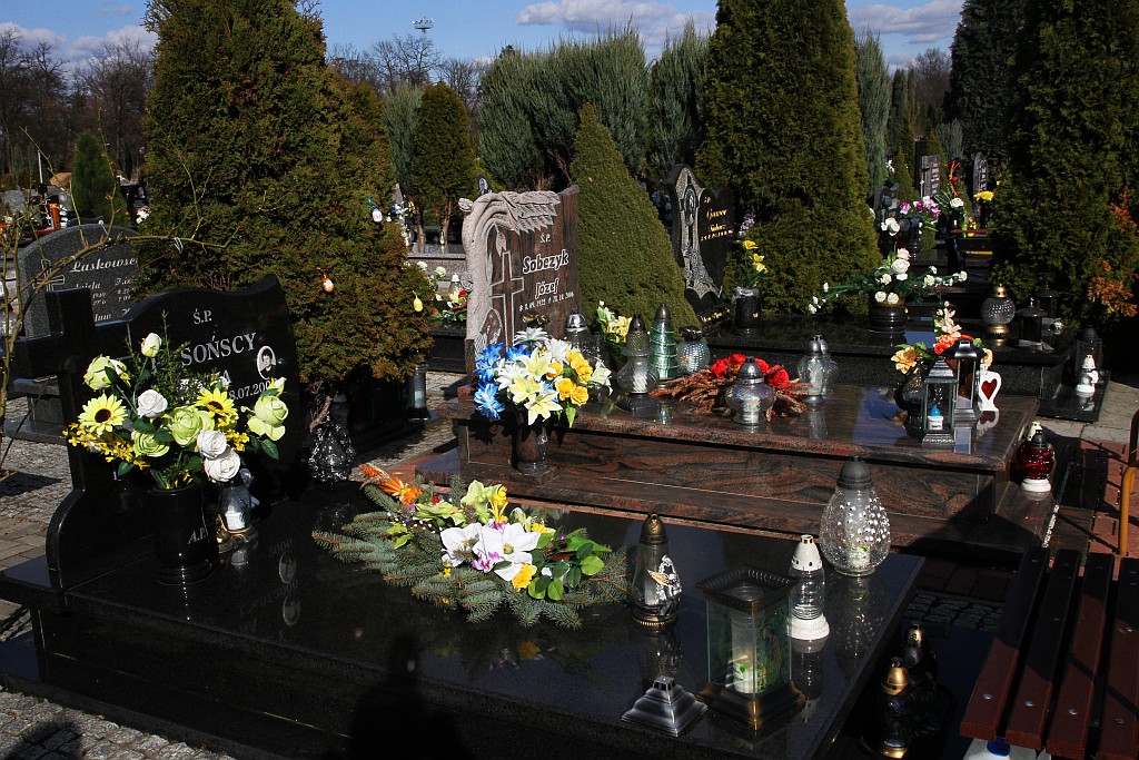 W przeddzień świąt legniczanie odwiedzają groby bliskich