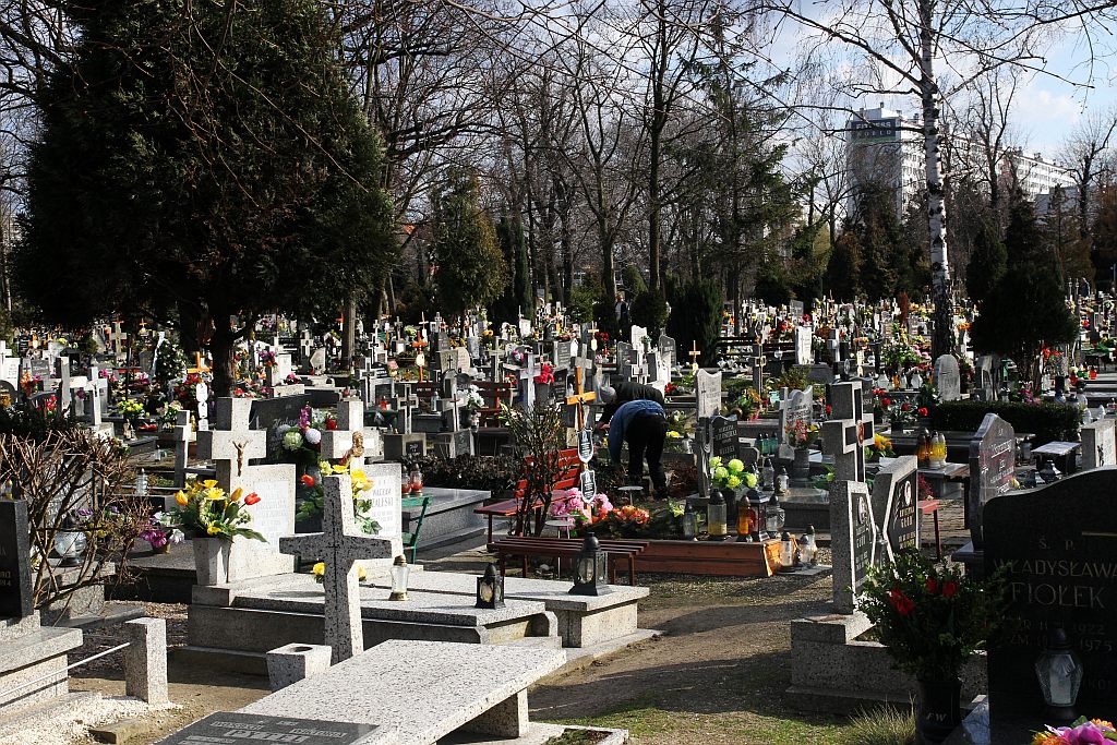 W przeddzień świąt legniczanie odwiedzają groby bliskich