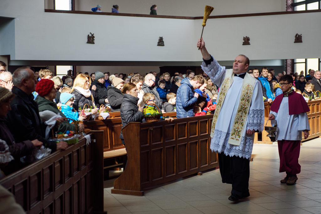 W Wielką Sobotę w kościołach wierni święcą pokarmy
