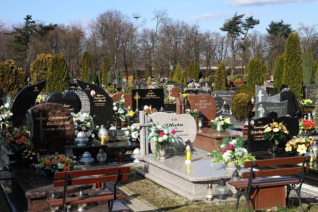 W przeddzień świąt legniczanie odwiedzają groby bliskich
