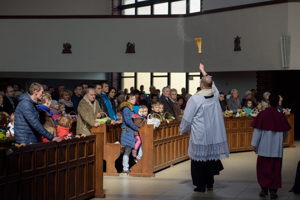 W Wielką Sobotę w kościołach wierni święcą pokarmy
