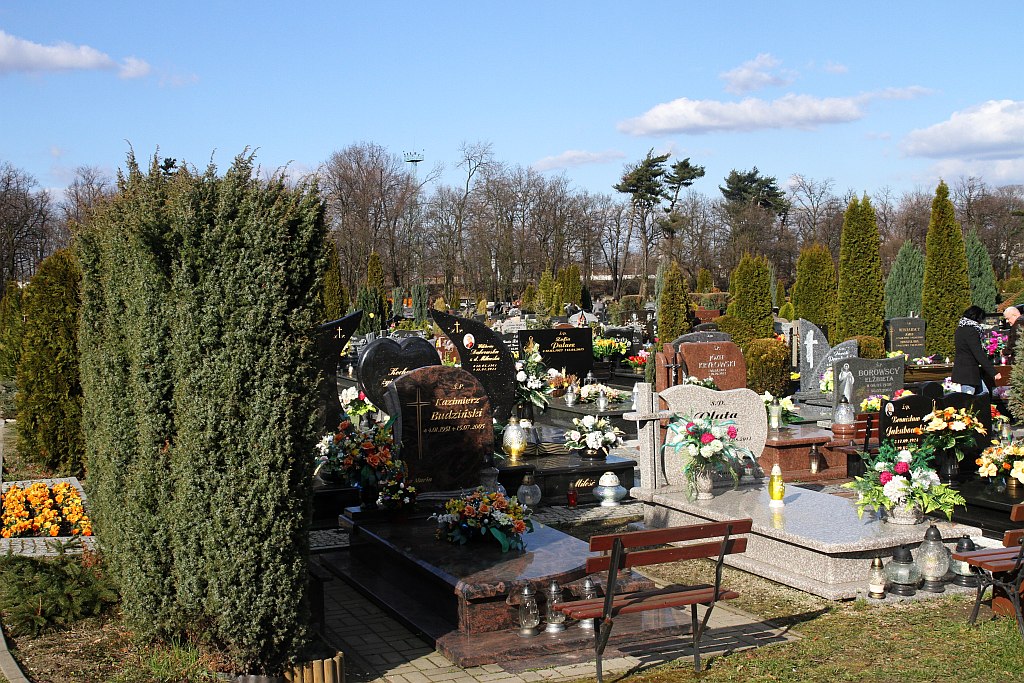 W przeddzień świąt legniczanie odwiedzają groby bliskich