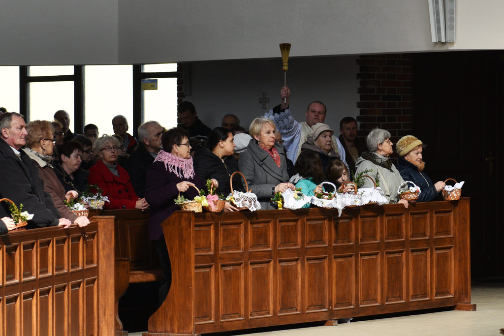 W Wielką Sobotę w kościołach wierni święcą pokarmy
