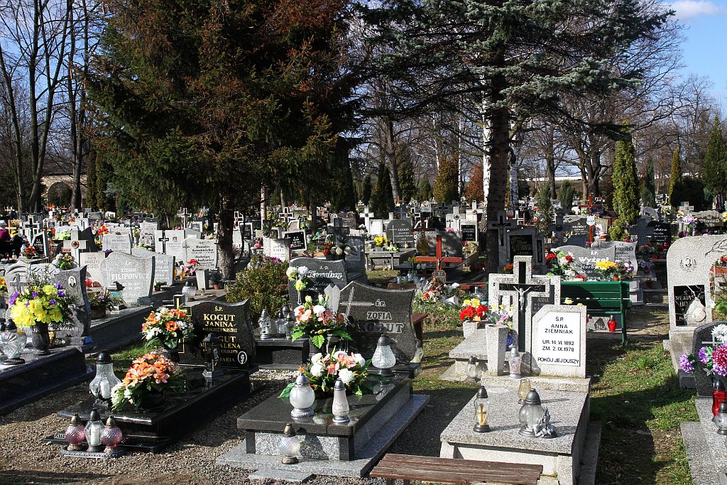 W przeddzień świąt legniczanie odwiedzają groby bliskich