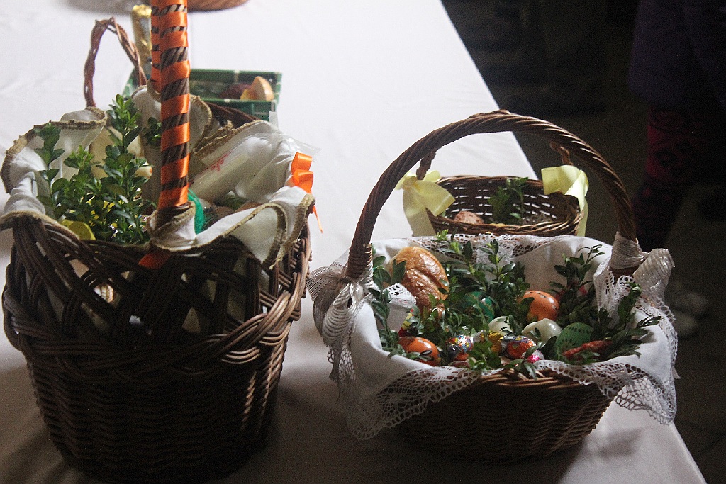 W Wielką Sobotę w kościołach wierni święcą pokarmy
