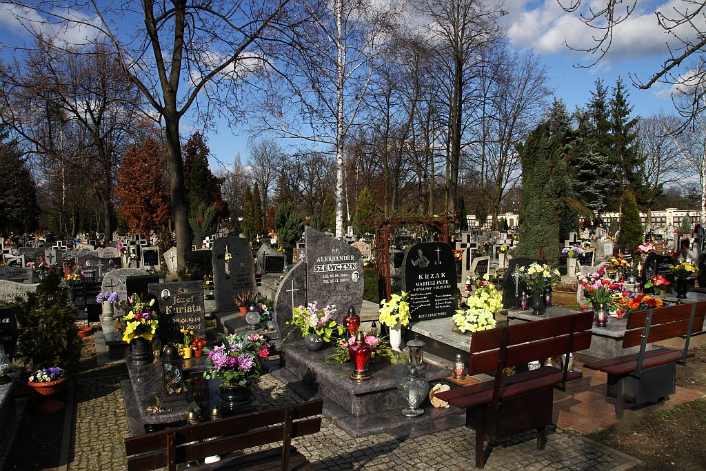 W przeddzień świąt legniczanie odwiedzają groby bliskich