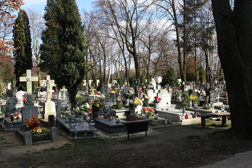 W przeddzień świąt legniczanie odwiedzają groby bliskich