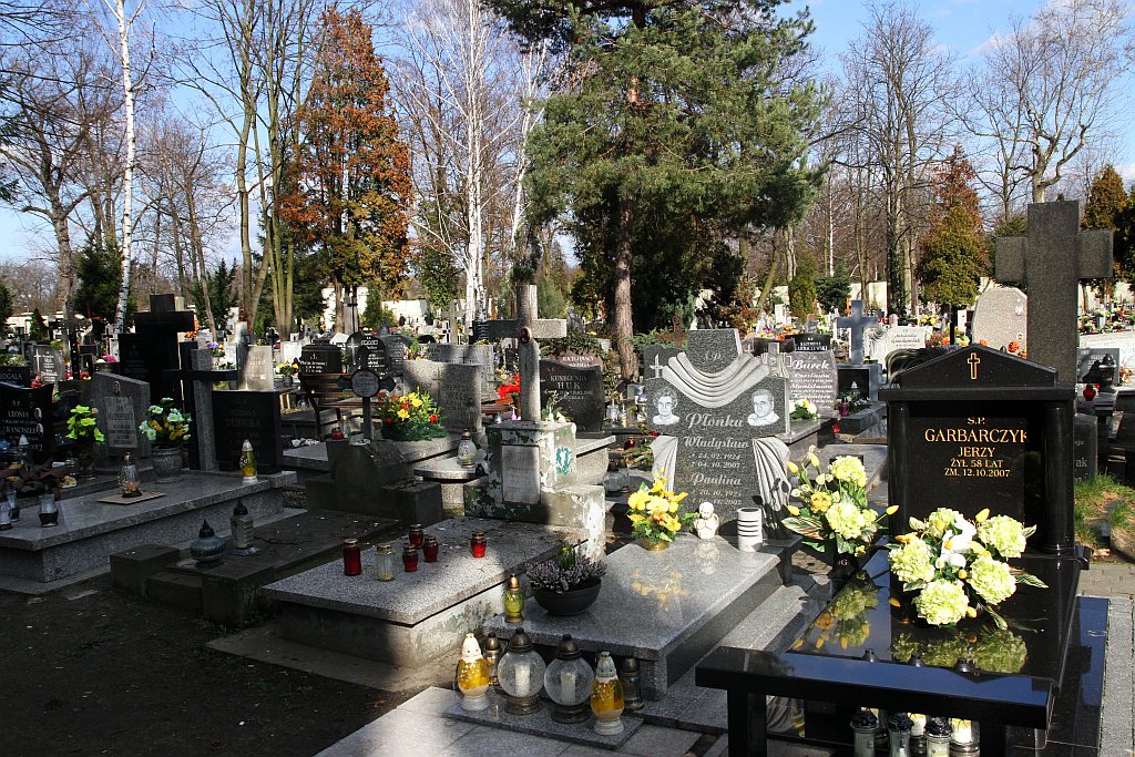 W przeddzień świąt legniczanie odwiedzają groby bliskich