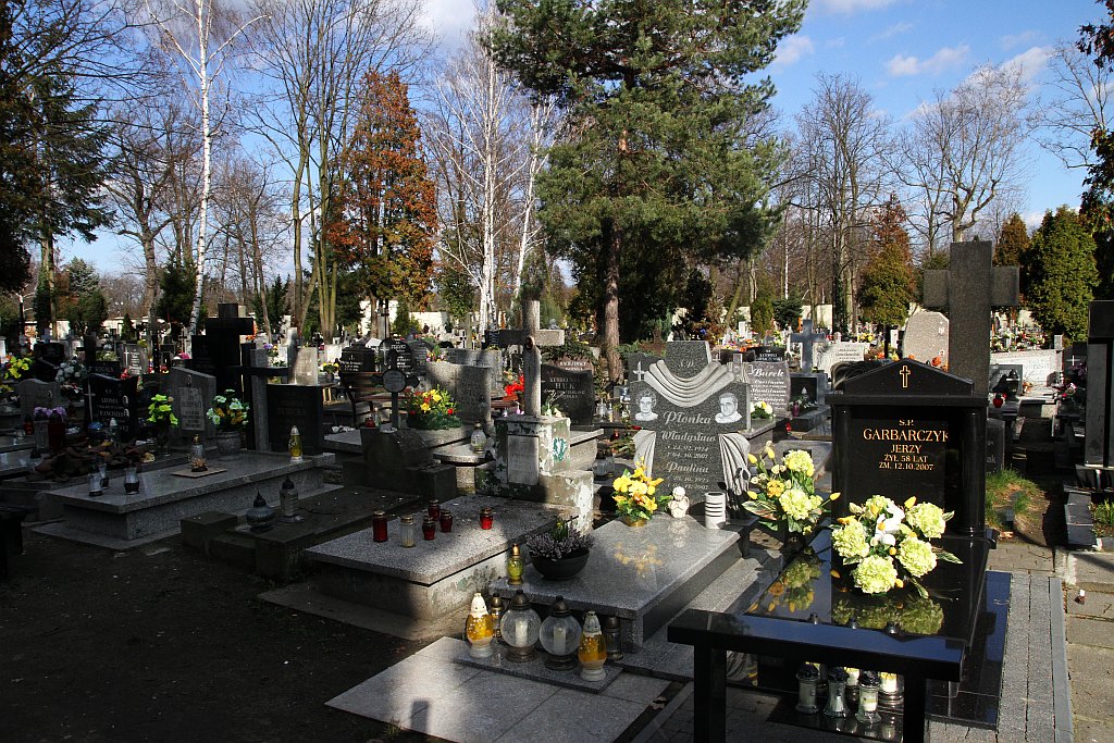 W przeddzień świąt legniczanie odwiedzają groby bliskich