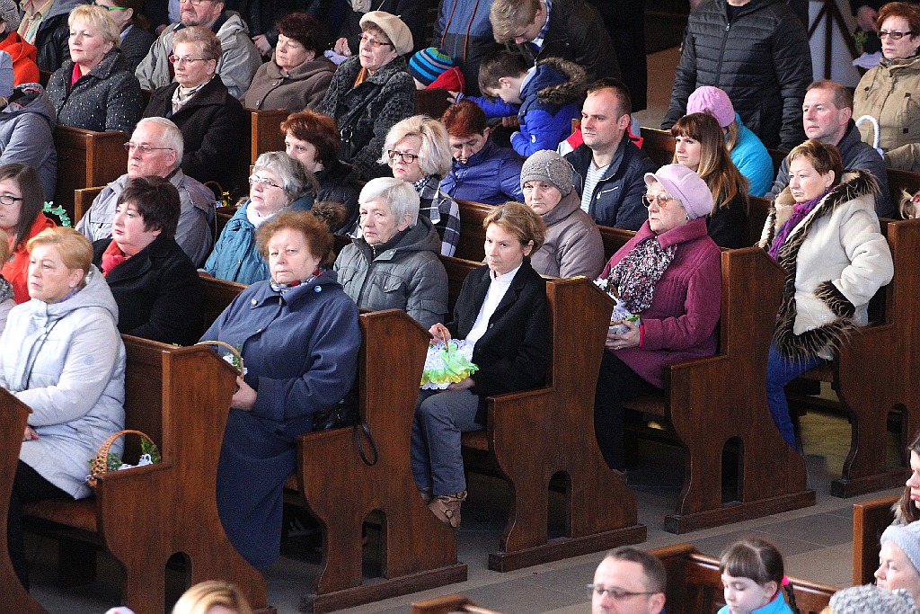 W Wielką Sobotę w kościołach wierni święcą pokarmy

