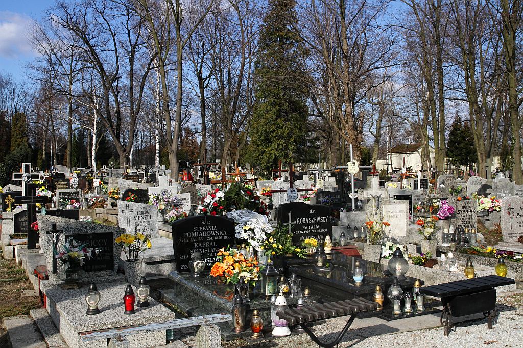 W przeddzień świąt legniczanie odwiedzają groby bliskich