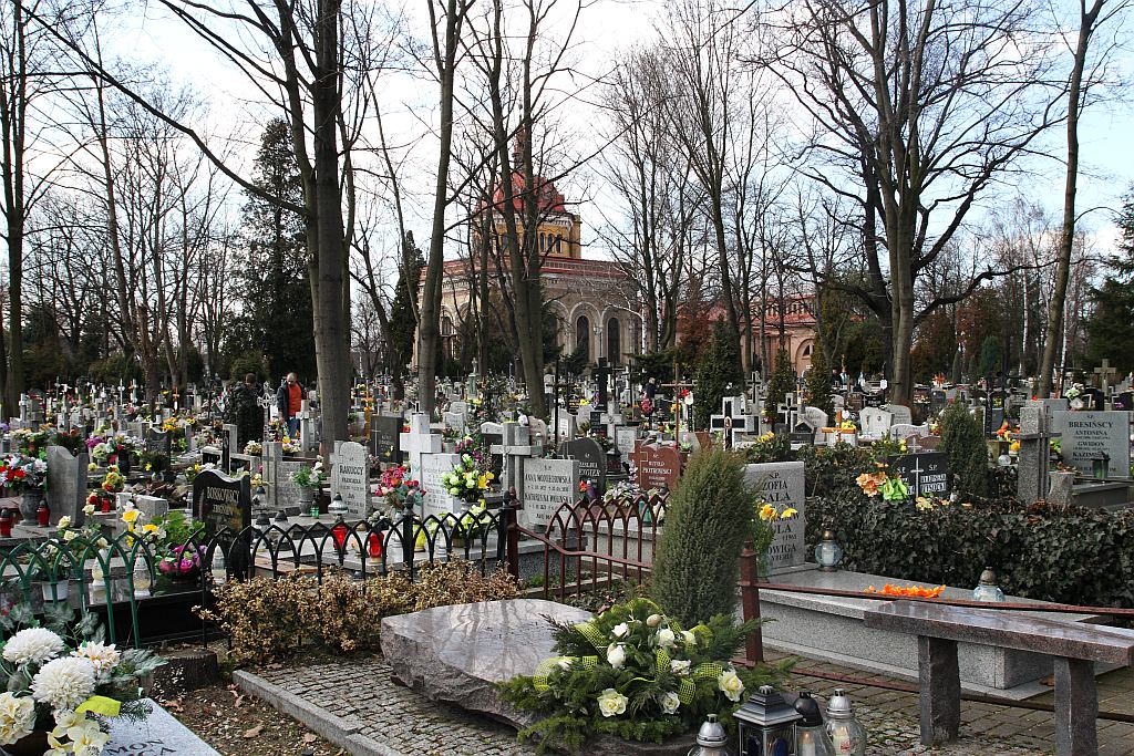 W przeddzień świąt legniczanie odwiedzają groby bliskich