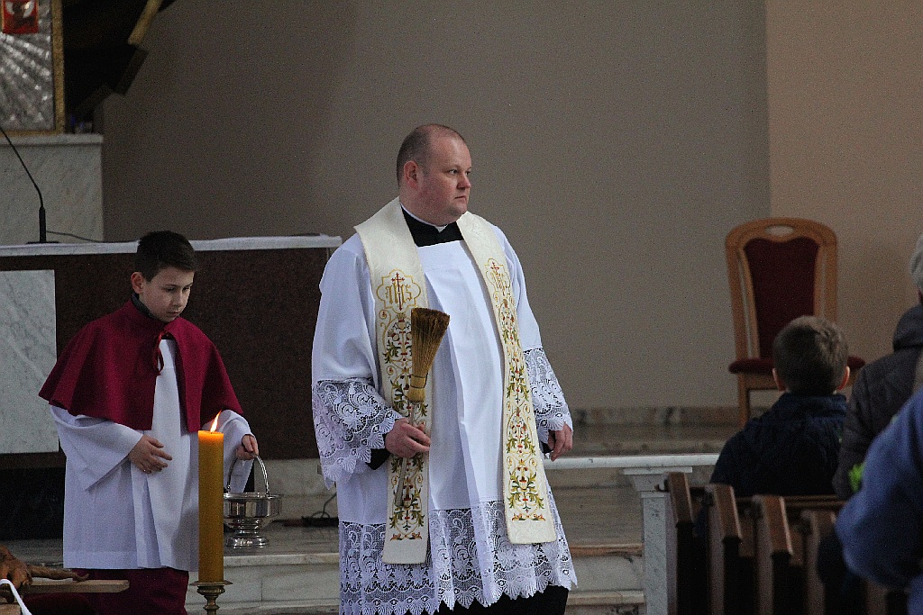 W Wielką Sobotę w kościołach wierni święcą pokarmy
