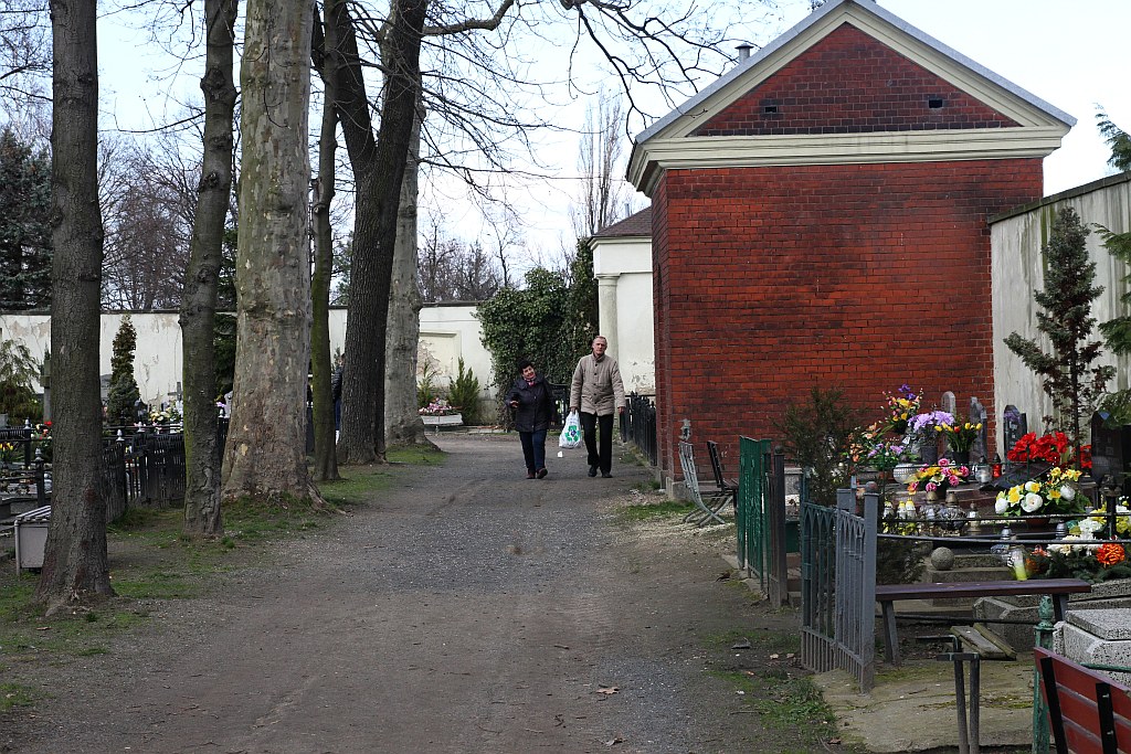 W przeddzień świąt legniczanie odwiedzają groby bliskich