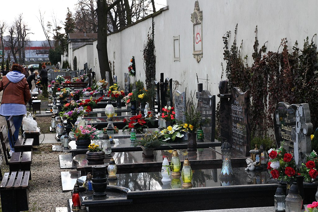W przeddzień świąt legniczanie odwiedzają groby bliskich