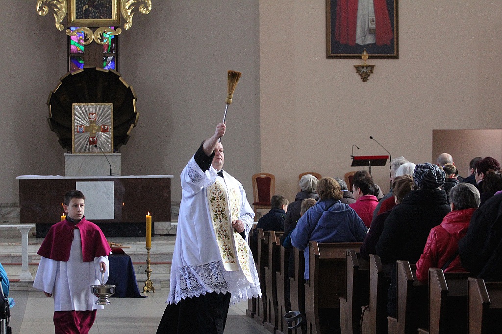 W Wielką Sobotę w kościołach wierni święcą pokarmy
