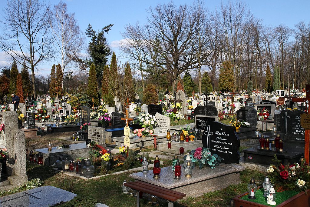 W przeddzień świąt legniczanie odwiedzają groby bliskich