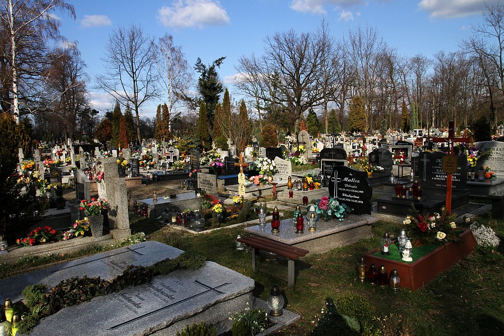 W przeddzień świąt legniczanie odwiedzają groby bliskich