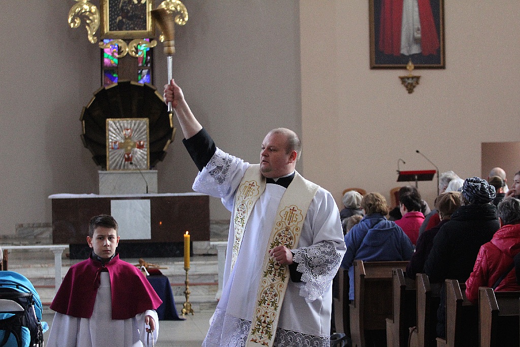 W Wielką Sobotę w kościołach wierni święcą pokarmy
