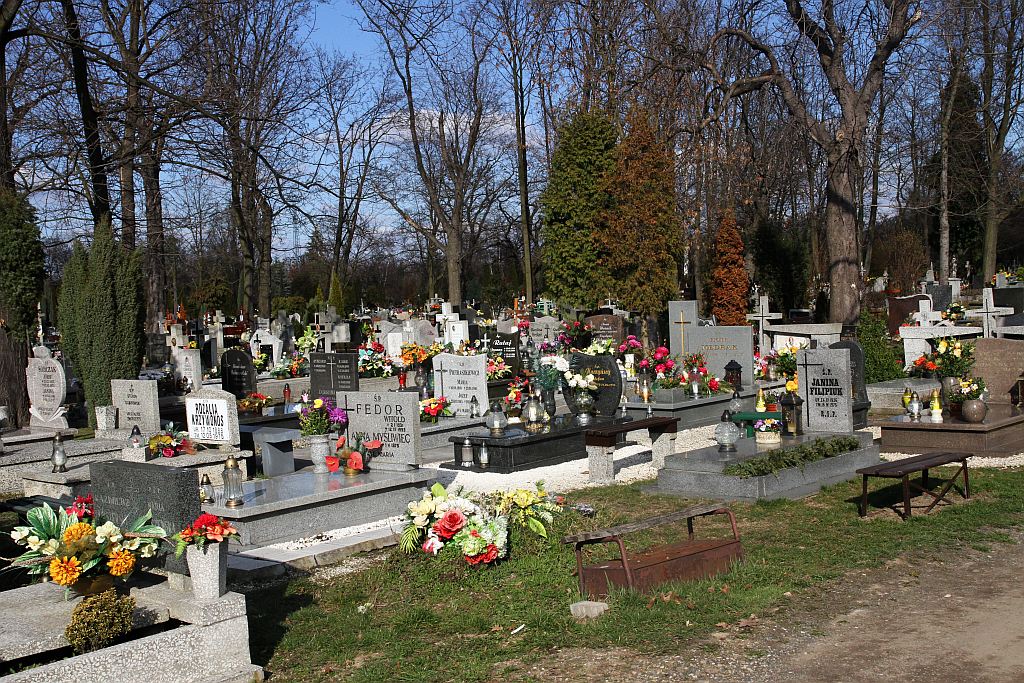 W przeddzień świąt legniczanie odwiedzają groby bliskich