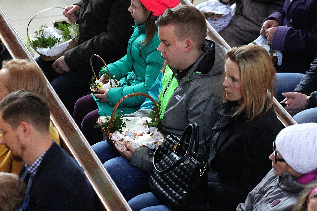W Wielką Sobotę w kościołach wierni święcą pokarmy
