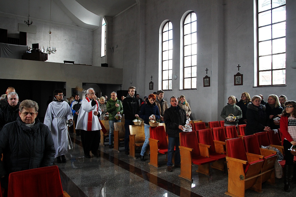 W Wielką Sobotę w kościołach wierni święcą pokarmy
