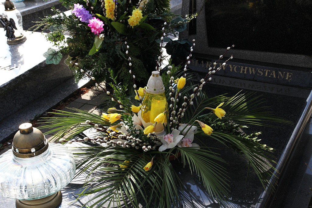 W przeddzień świąt legniczanie odwiedzają groby bliskich