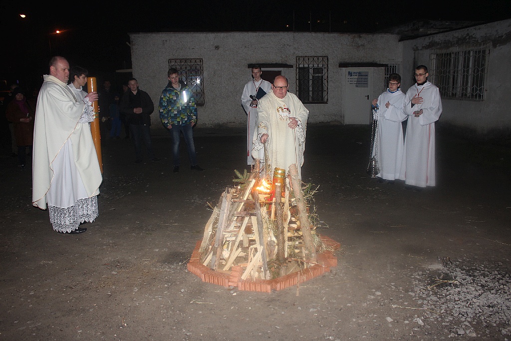 Liturgia Wigilii Paschalnej z procesją rezurekcyjną