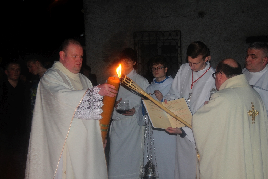 Liturgia Wigilii Paschalnej z procesją rezurekcyjną