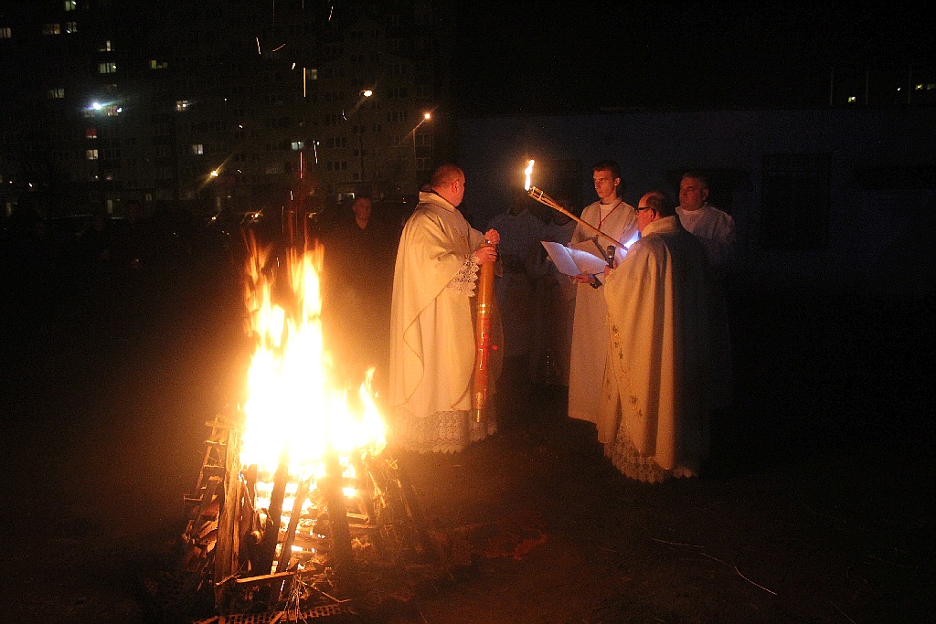 Liturgia Wigilii Paschalnej z procesją rezurekcyjną
