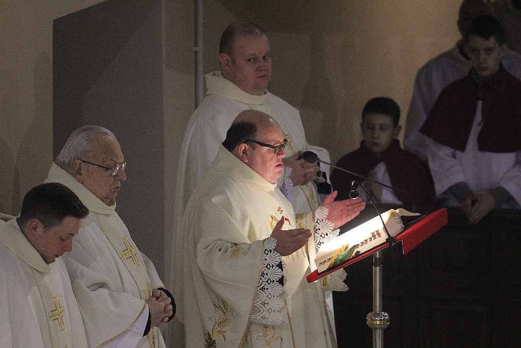 Liturgia Wigilii Paschalnej z procesją rezurekcyjną