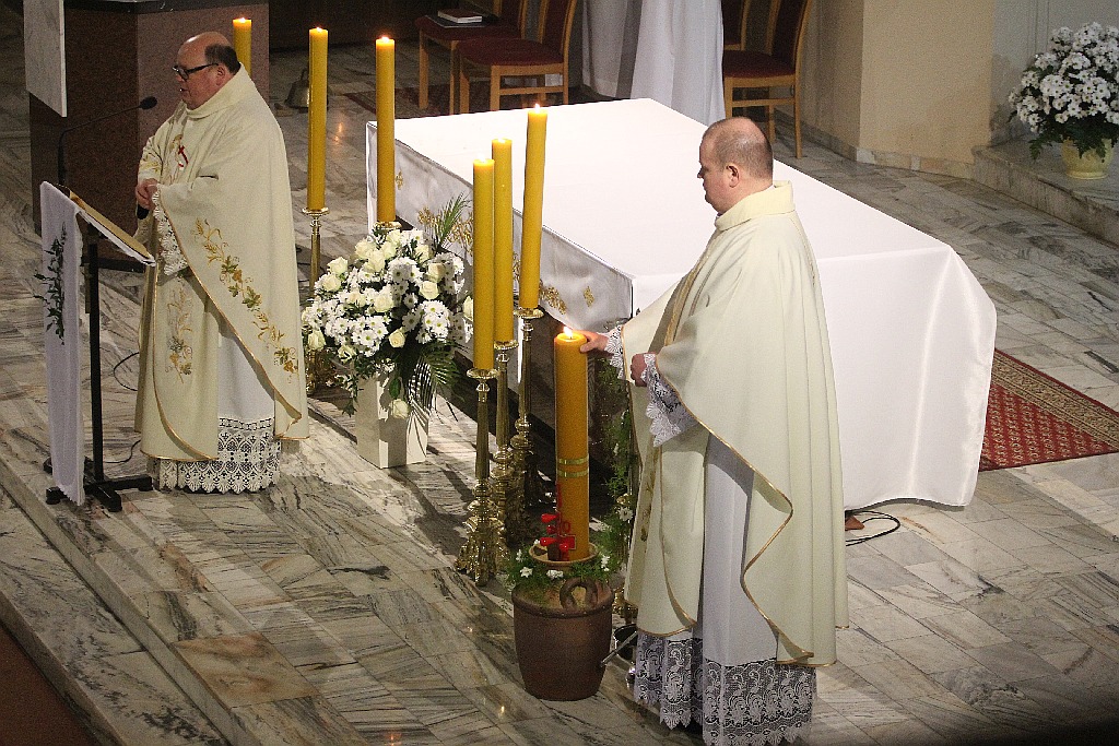 Liturgia Wigilii Paschalnej z procesją rezurekcyjną