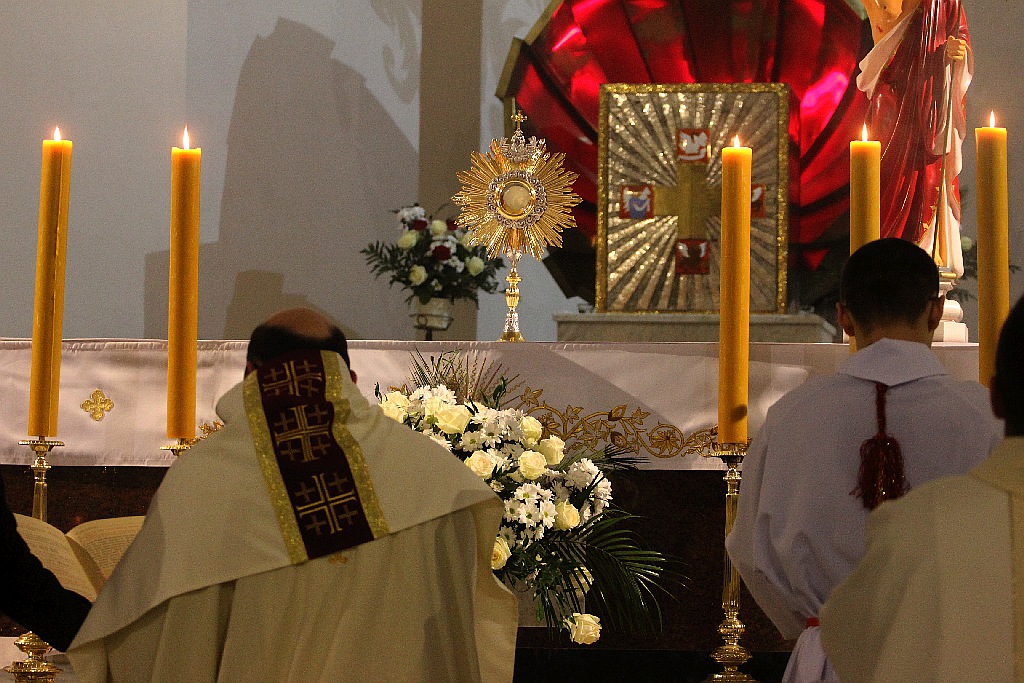 Liturgia Wigilii Paschalnej z procesją rezurekcyjną